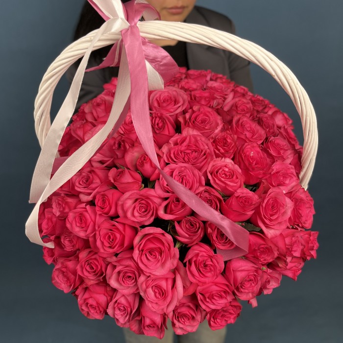 101 малиновая роза Палома Роял в корзине